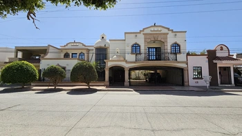 9_3040 | CASA EN VENTA de 5 recámaras, recámara en planta baja Fracc. Del Real en Los Mochis | Integralia Grupo Inmobiliario